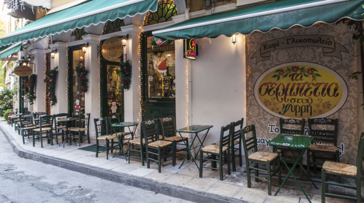 Γεμάτα τραπέζια στο δρομάκι του Ψυρρή ένα καλοκαιρινό απόγευμα