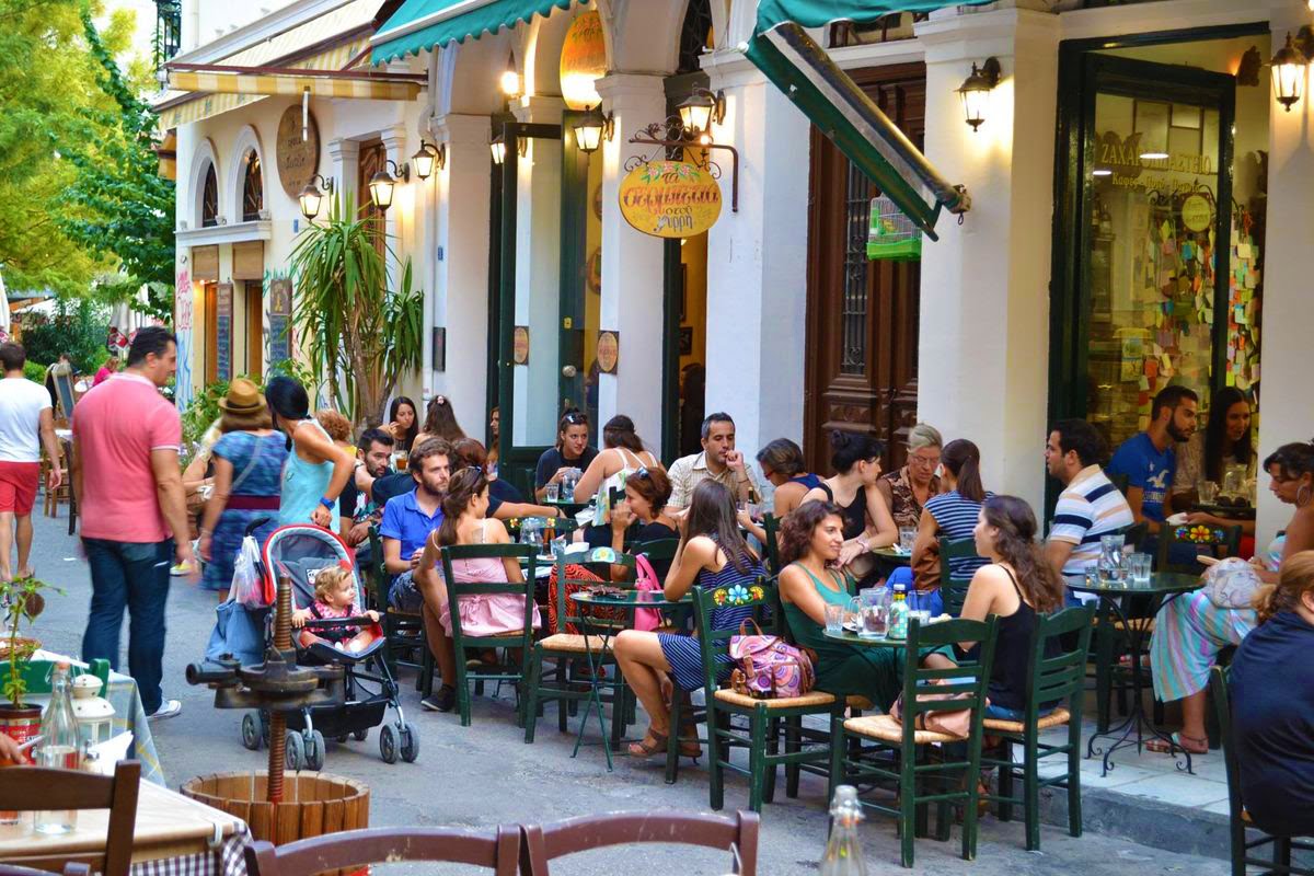 Γεμάτα τραπέζια στο δρομάκι του Ψυρρή ένα καλοκαιρινό απόγευμα